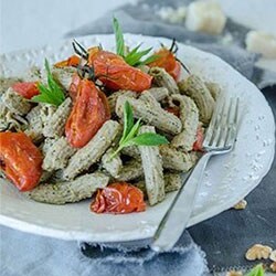 Quinoa Penne mit Minz-Pesto und gerösteten Tomaten