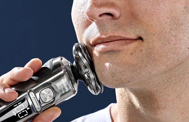 Eine Nahaufnahme eines Mannes, der seine Kieferpartie mit dem Philips Rasierer S9000 Prestige rasiert.