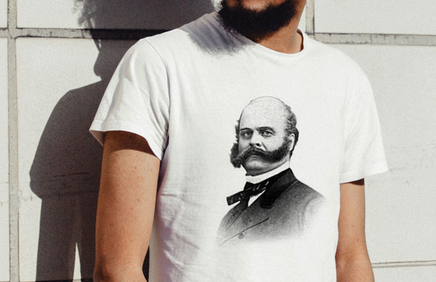 Oberkörper eines Mannes der ein weißes T-Shirt mit einem schwarz-weißen Foto von Ambrose Everett Burnside trägt.