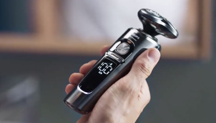 Nahaufnahme eines Philips S9000 Prestige Nassrasierers während der Vorbereitung auf die Rasur.