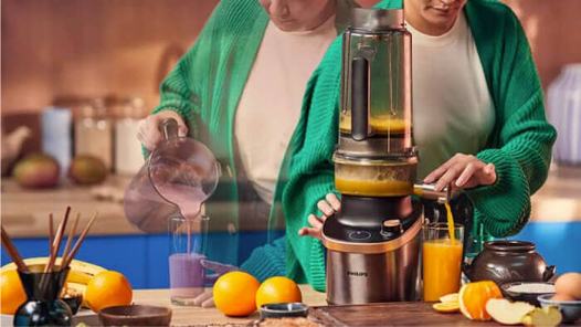 Eine Frau, die den Philips Mixer verwendet
