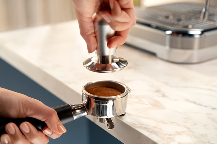 Kaffeepulver wird gepresst