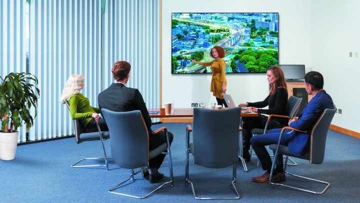Display-Monitor in einem Konferenzraum eines Unternehmens