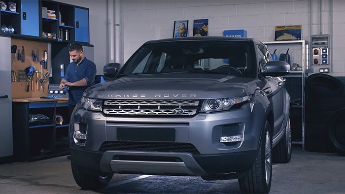 So tauschen Sie Scheinwerferlampen an Ihrem Range Rover Evoque aus