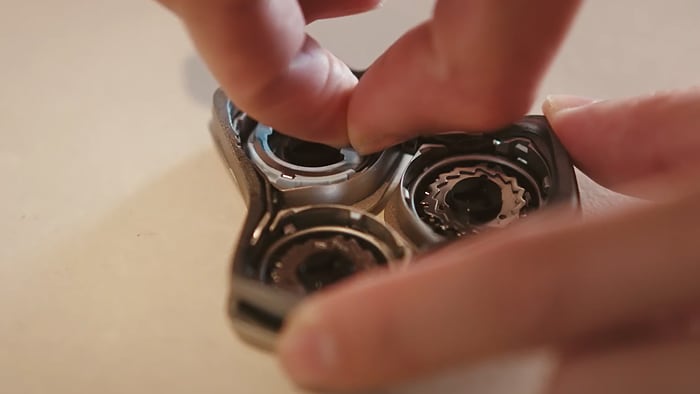 So tauschen Sie die Scherköpfe des S9000 Shaver aus