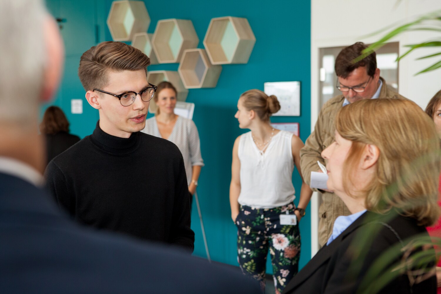 Rob Huber, Gründer von Clucare, erklärt der Senatorin die Ansatzpunkte seiner geplanten Gesundheits-App.