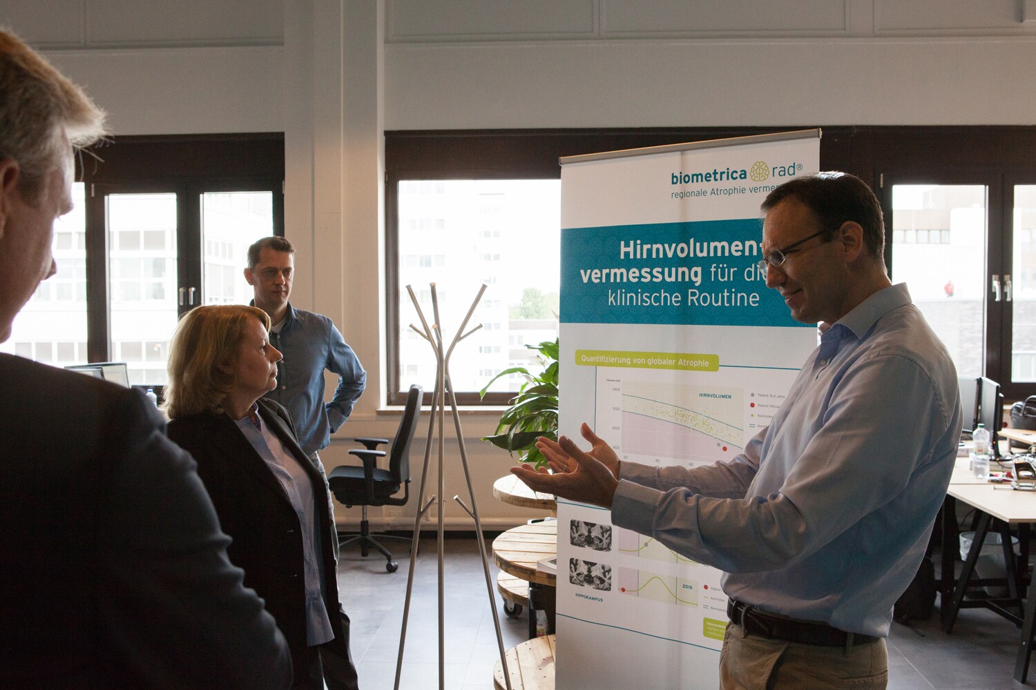 Senatorin Cornelia Prüfer-Storcks lässt sich den Mechanismus der Hirnvolumenvermessung von Dr. Lothar Spies, Gründer von jung diagnostics, erläutern.