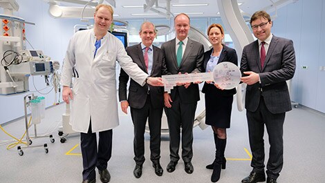 Operieren in der Augmented Reality: Philips stellt im UKSH zukunftsweisende Navigationstechnologie für die Wirbelsäulenchirurgie vor