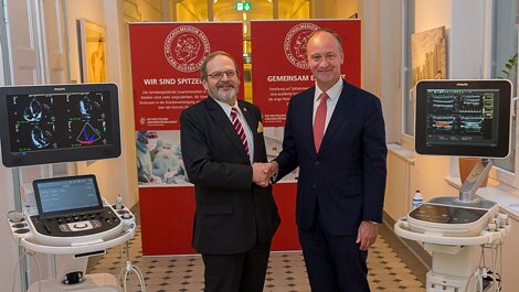 Wilfried Winzer, Kaufmännischer Vorstand des Universitätsklinikums Dresden, und Peter Vullinghs, CEO Philips DACH und Market Leader Health Systems (öffnet sich in einem neuen Fenster)