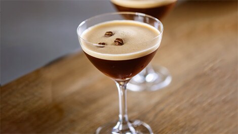 Saisonale Kaffeecocktails mit Saeco Xelsis Suprema: Rezept „Espresso Martini“