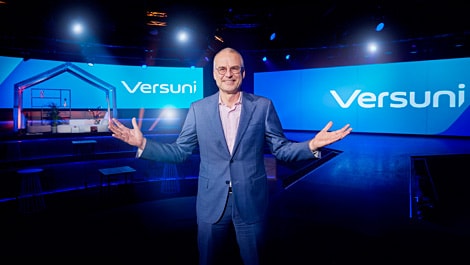 CEO Henk S. de Jong präsentiert den neuen Unternehmensnamen Versuni und die neue visuelle Identität der Marke allen Mitarbeitenden weltweit.