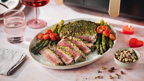 Hauptspeise: Rib-Eye-Steak mit Pistazienkruste, dazu Tomaten und Spargel