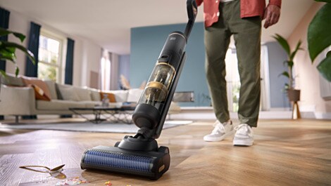Philips Kabelloser AquaTrio Nass- und Trockensauger 7000 Series – Lifestylebild