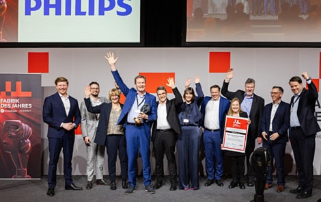Dieter Dude (mit Award) und sein Team feiern den Sieg zur Ernennung FABRIK DES JAHRES
