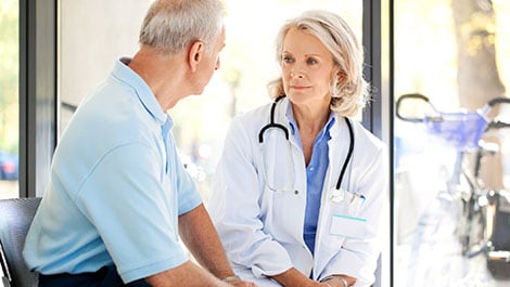 Ärztin und Patient im Gespräch