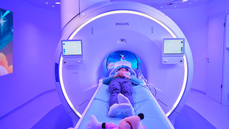 Durch projizierte Disney Bildwelten wird der MRT-Raum zu einer kindgerechteren Umgebung, die jungen Patientinnen und Patienten Sicherheit und Ablenkung bietet.